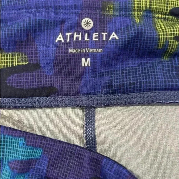 Athleta Be Free Printed Camo Capri Leggings Size Medium. Zipped phone pocket - Picture 7 of 9